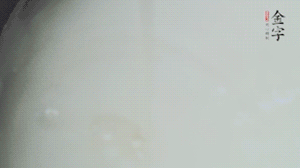 將浸泡了30分鐘的米放入電飯煲中，在水中加入半勺油。