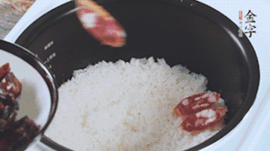 開蓋觀察飯，水微微收干，放入切好的金字香腸、醬肉、醬肉香腸。