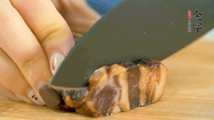 金字風(fēng)味醬肉切成片，上鍋蒸15分鐘。