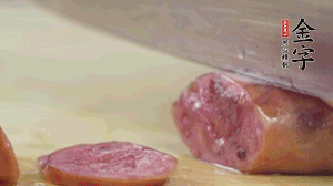 拿出香腸和臘肉，切成片后重新鋪入。