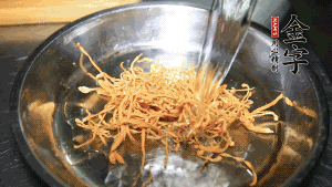 蟲草花用涼水浸泡10分鐘，干香菇溫水泡發(fā)至軟去蒂備用。蓮子、紅棗也可一同清洗干凈。