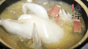 煮沸時加入蟲草花、香菇、紅棗，以料酒調(diào)味繼續(xù)小火燉煮1小時左右。