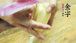 將食材洗凈，茄子、土豆切滾刀塊。