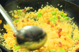 然后加入炒好的食材混合均勻，炒熟即可。出鍋前加少許黑胡椒、鹽和蔥花就可以啦?。。?>
					</div>
					<span>步驟 8/8</span>
					<p>然后加入炒好的食材混合均勻，炒熟即可。出鍋前加少許黑胡椒、鹽和蔥花就可以啦?。?！</p>
				</li>
		</ul>
	</div>
	</div>



<div   id=
