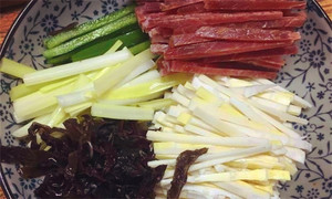 黑木耳泡發(fā)，黑木耳、韭黃、雷筍、青椒切成絲。