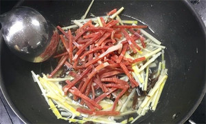 火腿絲、筍絲、黑木耳絲汆水后，瀝干。