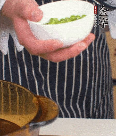 胡蘿卜、豌豆和干花菇焯水。