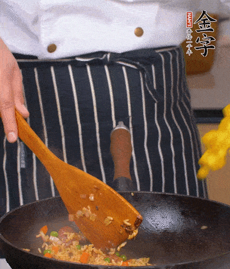 加咖喱塊、少許鹽、白糖調(diào)味，炒至咖喱塊融化后，倒米飯，翻炒至每粒米飯都包裹上咖喱，再放黃椒、青椒粒，出鍋前加菠蘿粒和小蔥翻拌均勻。