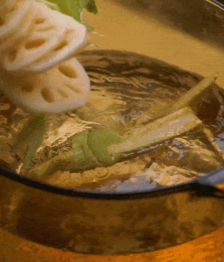 把玉米筍（對半切開）、西芹（切斜片）、蓮藕（切片），放入開水鍋內(nèi)，加點(diǎn)少許鹽、油，汆燙2分鐘。