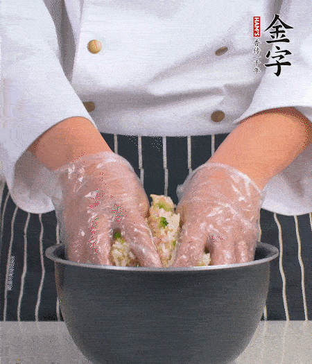 米飯中放西蘭花碎、咸肉丁，加少許黑胡椒、十來滴橄欖油拌勻。