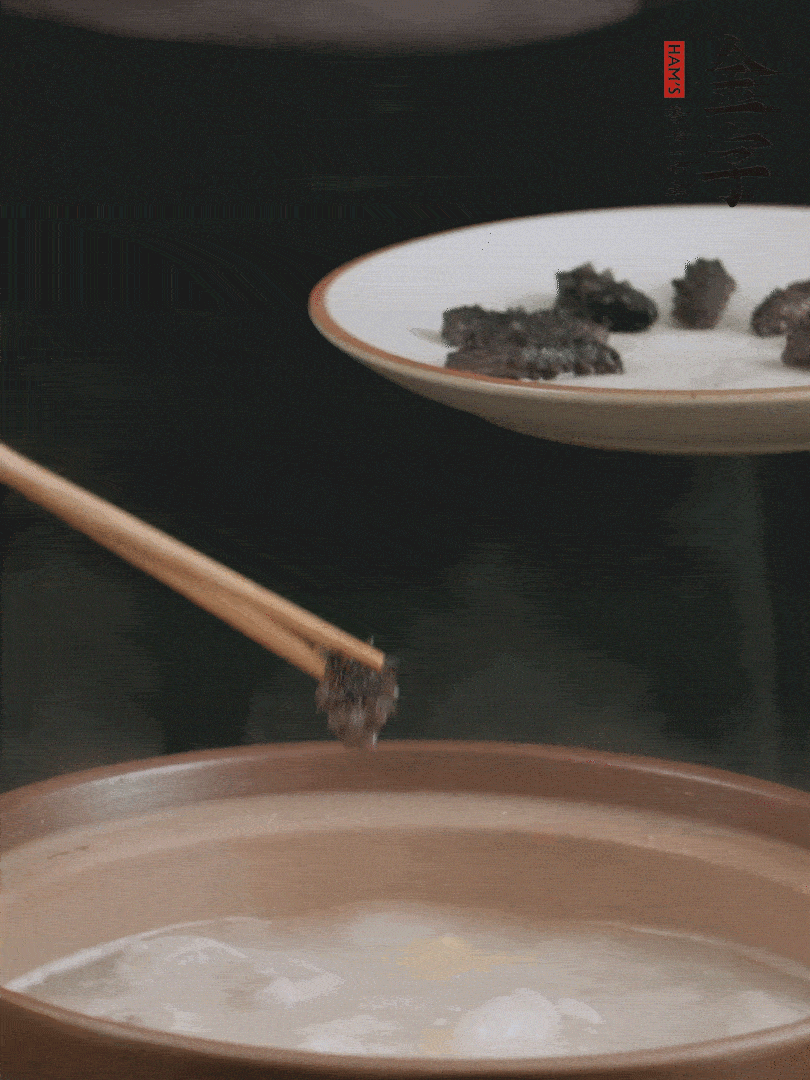 期間雞湯燉到80分鐘時(shí)，加小海參再燉10分鐘。