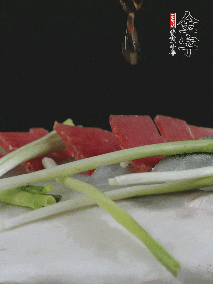 蔥白置于魚身，放適量豌豆，淋上花雕酒。