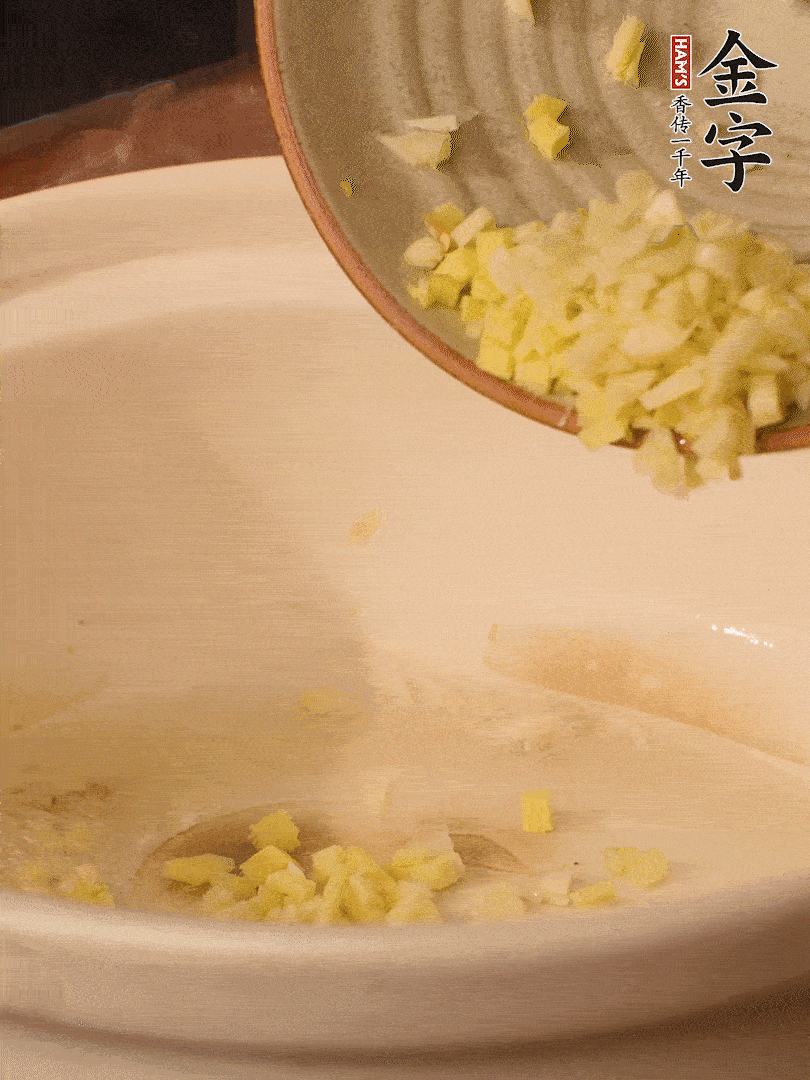 熱油下鍋，姜爆香。下冬瓜略微翻炒。