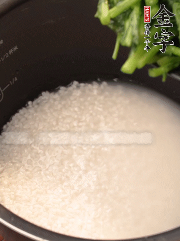 茼蒿、香腸放入浸泡好的大米，水沒過大米半指煮熟。