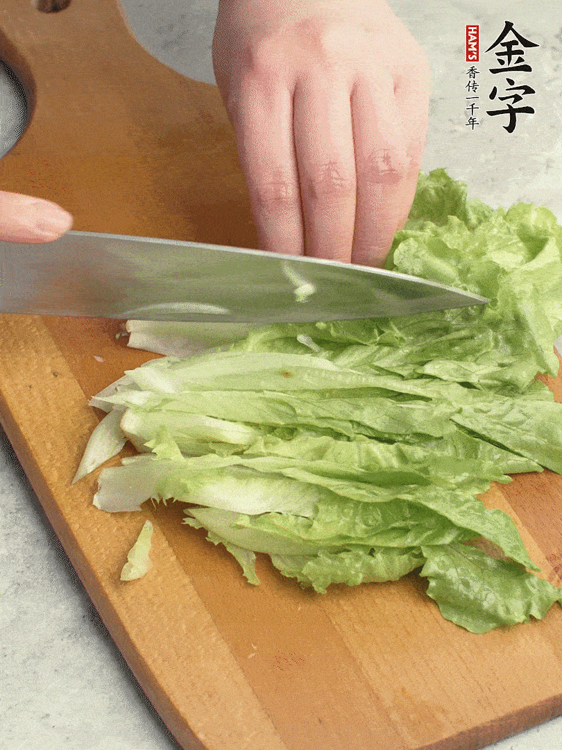 胡蘿卜、生菜、黃瓜切絲。