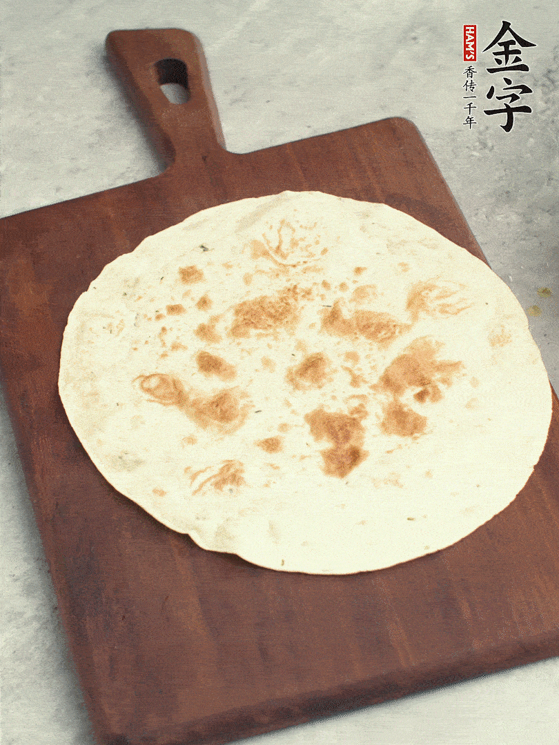 食材依次鋪在卷餅皮上，卷起來。