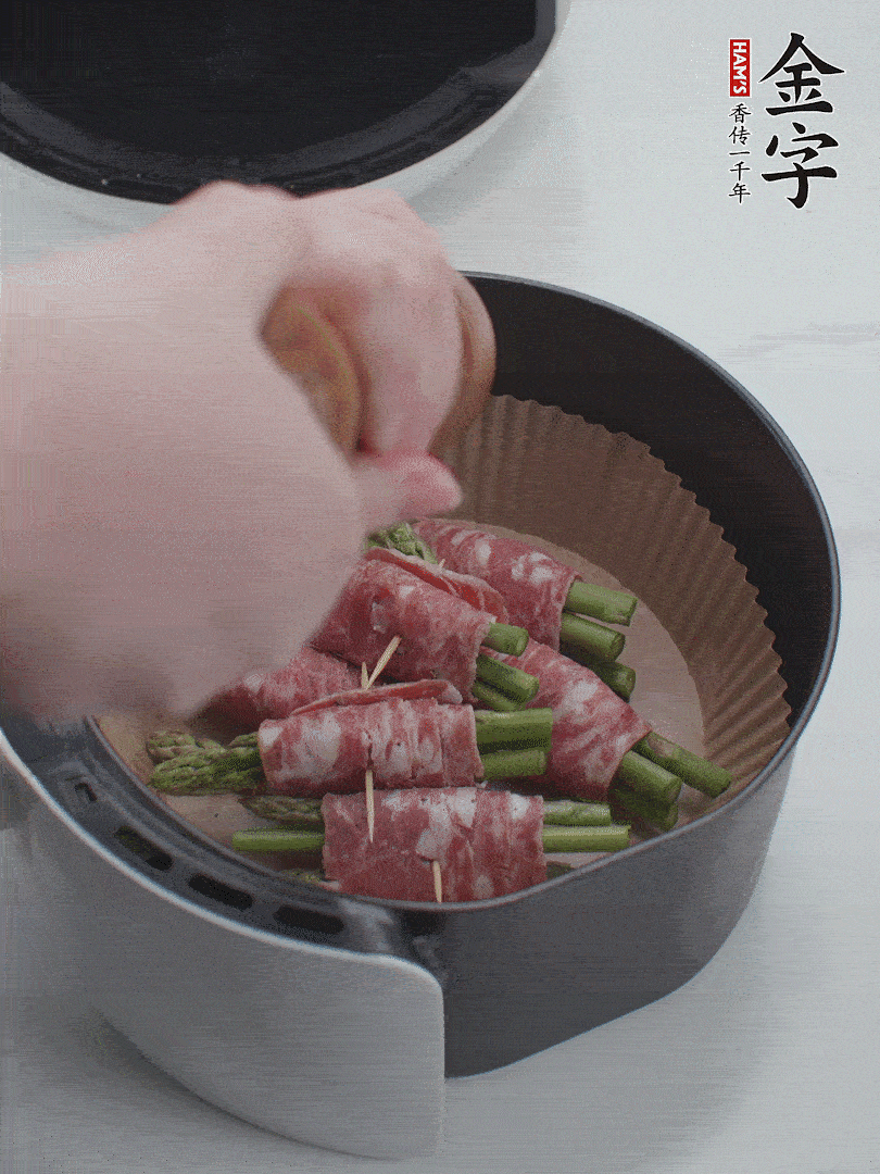 在培根卷上撒點黑胡椒碎。