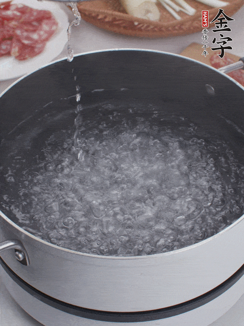 春筍去殼切片，焯水3分鐘。