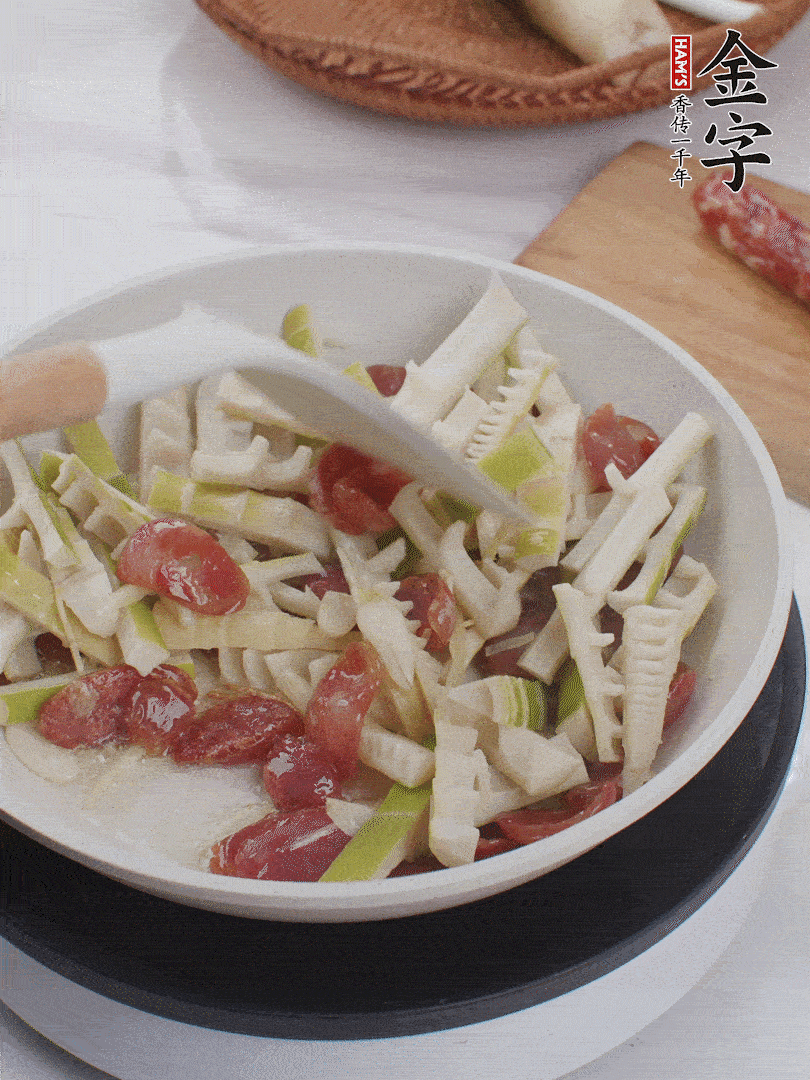 下春筍翻炒均勻，一小撮鹽調(diào)味。