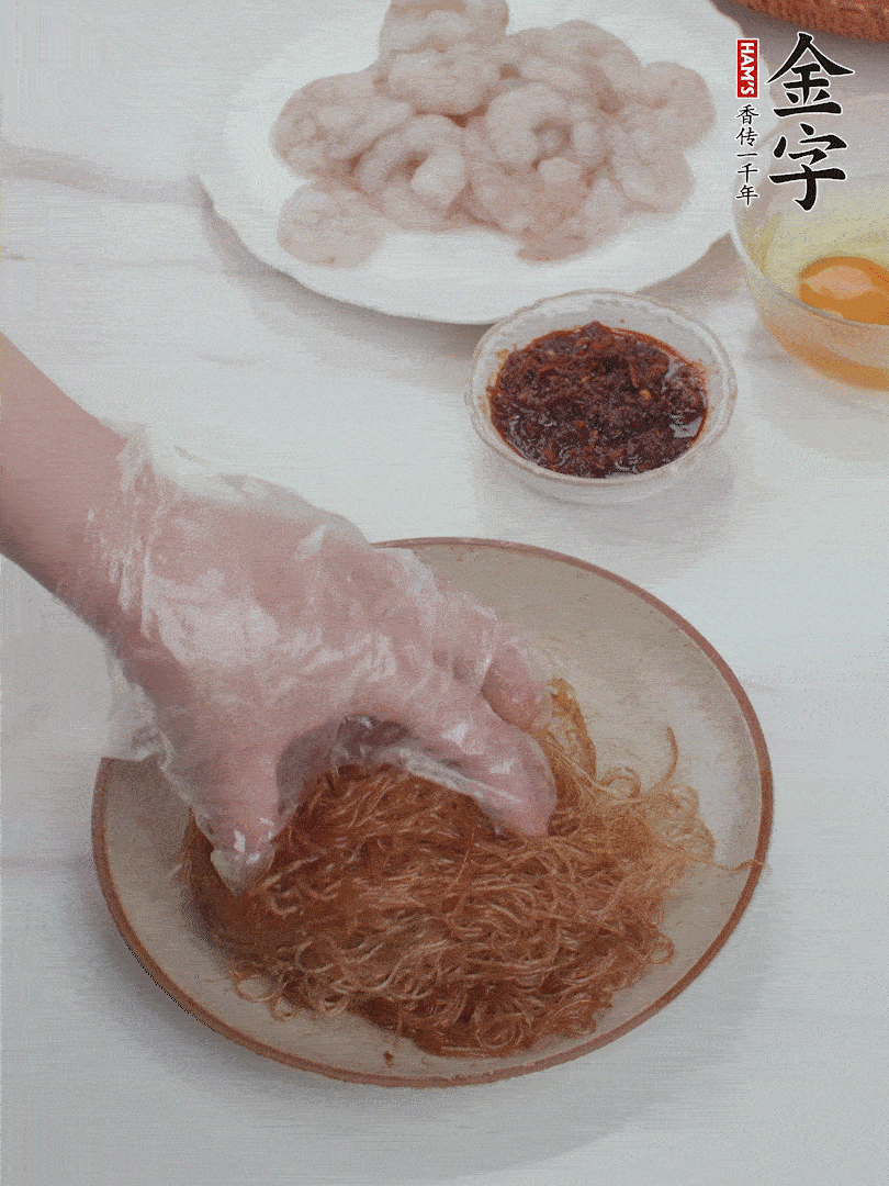 粉絲泡軟后，入沸水煮10秒，撈出后加1/2勺老抽、1/2勺食用油挑松。