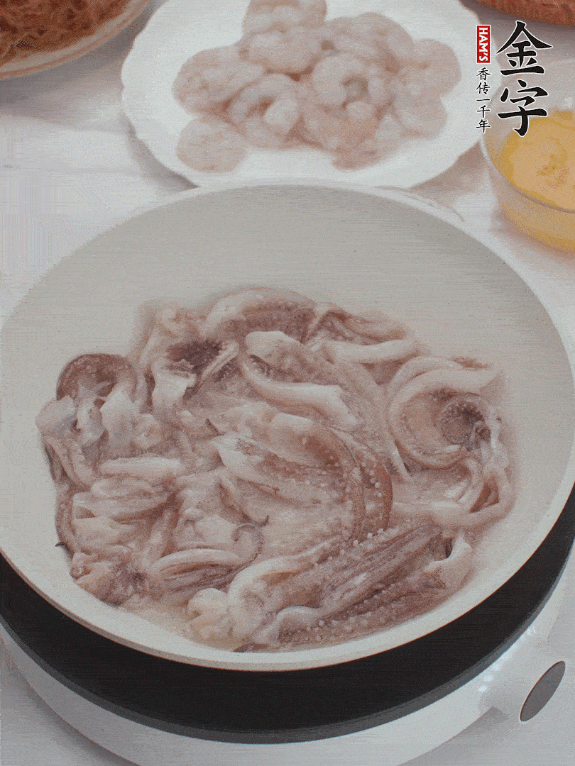 蝦仁、魷魚滑油，蛋液炒制半熟。
