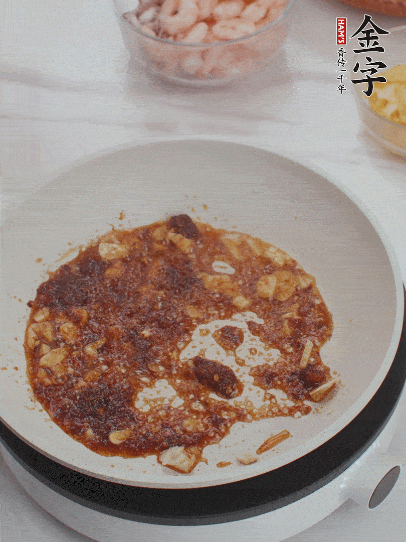 冷鍋熱油，1大勺金字火腿XO醬、蒜末炒香，倒粉絲一起炒。