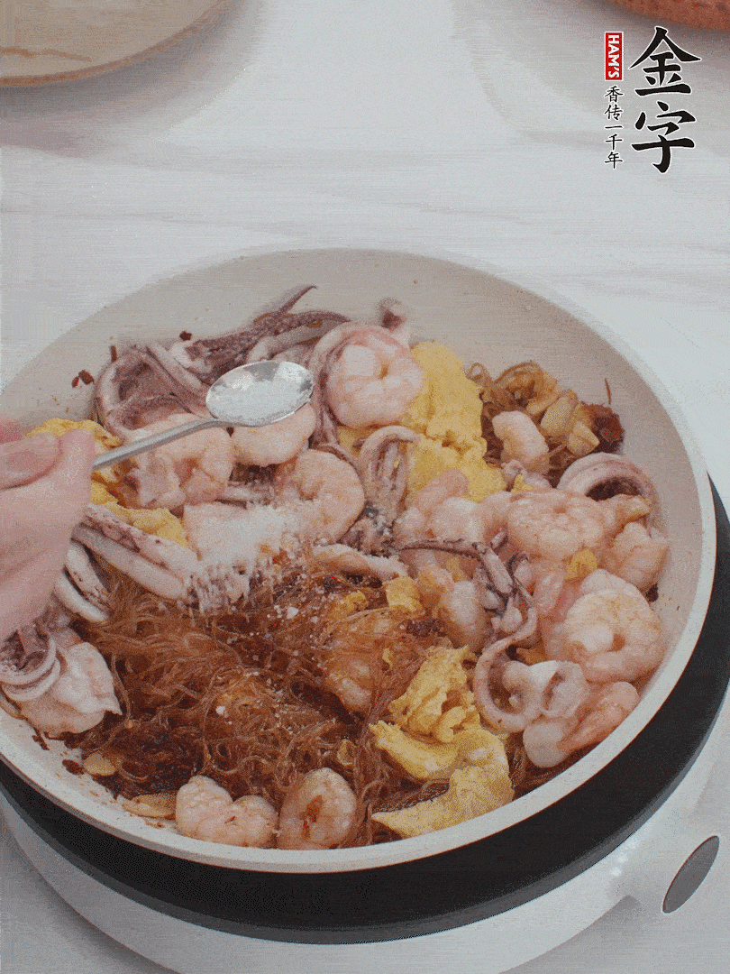 加雞蛋，蝦仁，魷魚混合。