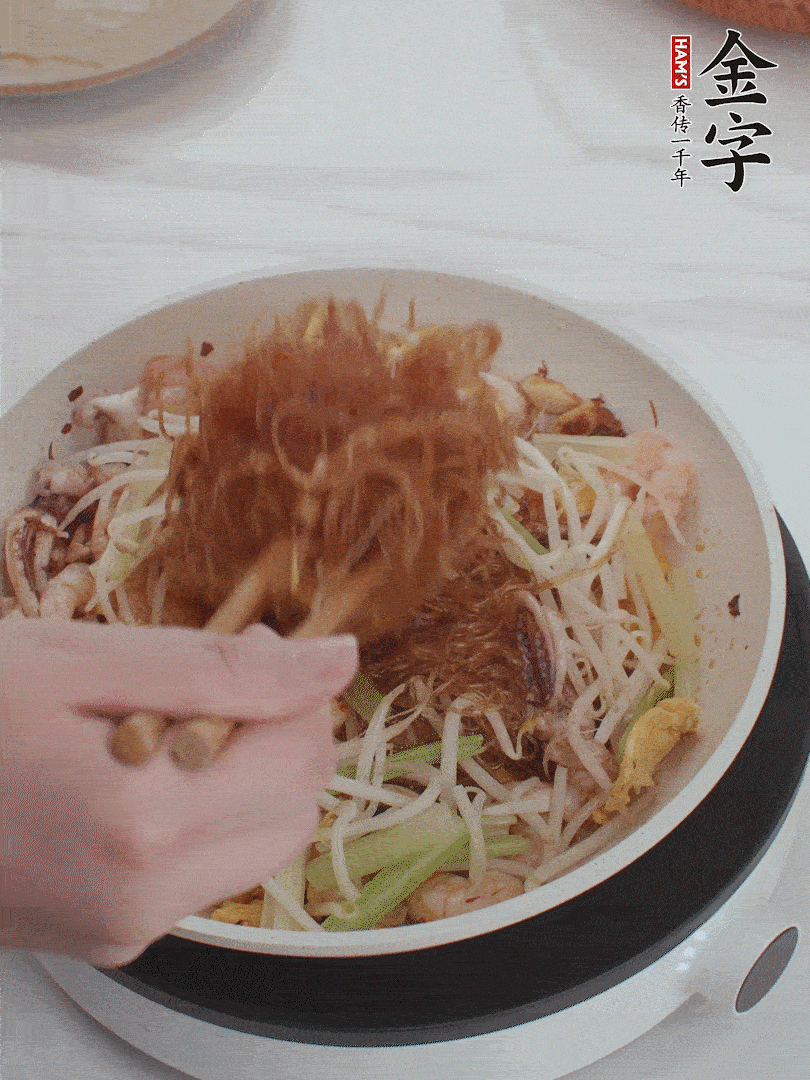 放焯好水的香芹、豆芽翻炒挑松。