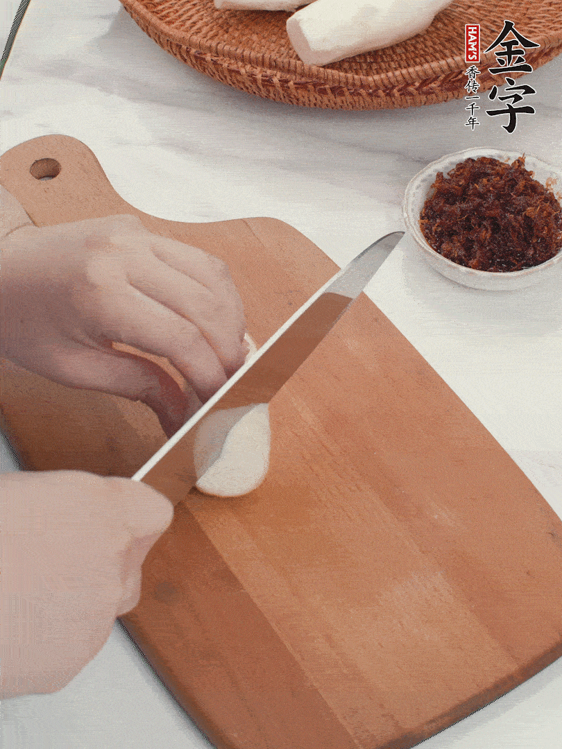 茭白剝殼，洗凈后切滾刀塊。