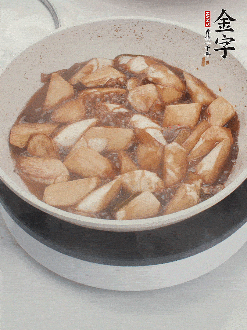 待茭白煸到微微發(fā)黃加入調好的味汁翻炒。加一小碗清水蓋蓋子燜3-4分鐘。
