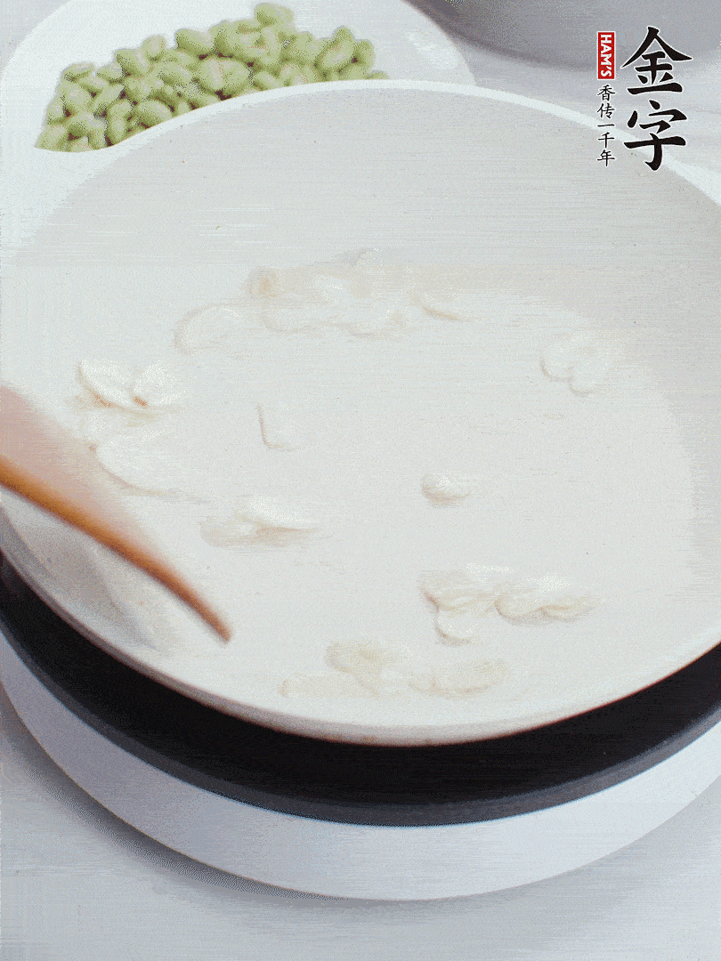 金字淡咸肉煮15分鐘，撈出切片。油5成熱時，蒜末、咸肉爆香。