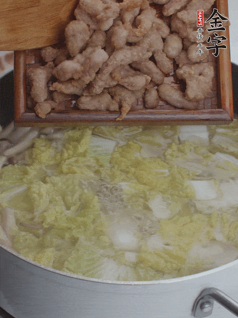 水開后煮10分鐘，下娃娃菜、小酥肉煮3分鐘。