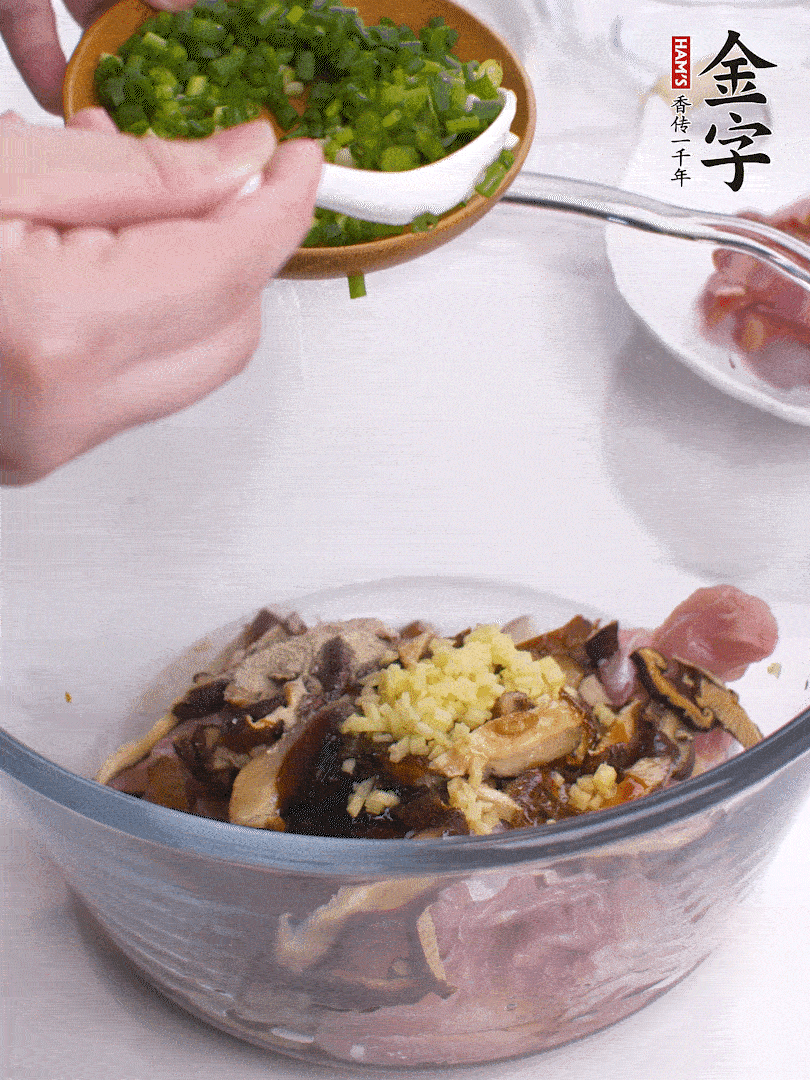 雞肉、香菇混合，加清水1/3杯、料酒1勺、蠔油1勺、鹽1勺、糖1/4勺、白胡椒1/4勺、食用油1勺、香油1/4勺、姜末、蔥花，攪拌均勻腌制2小時。