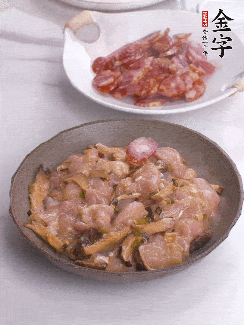 腌制后，雞肉中加淀粉1勺，頂部碼上香腸片。