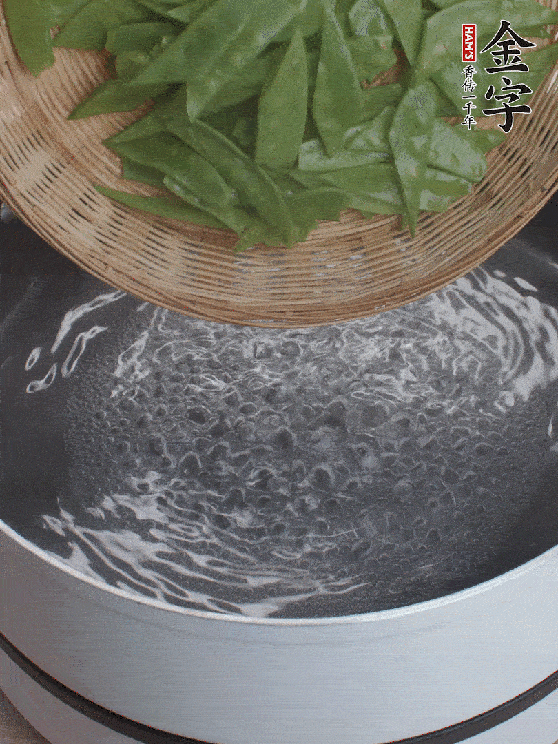 甜豆莢撕掉老筋，斜切兩半，焯水1分鐘。
