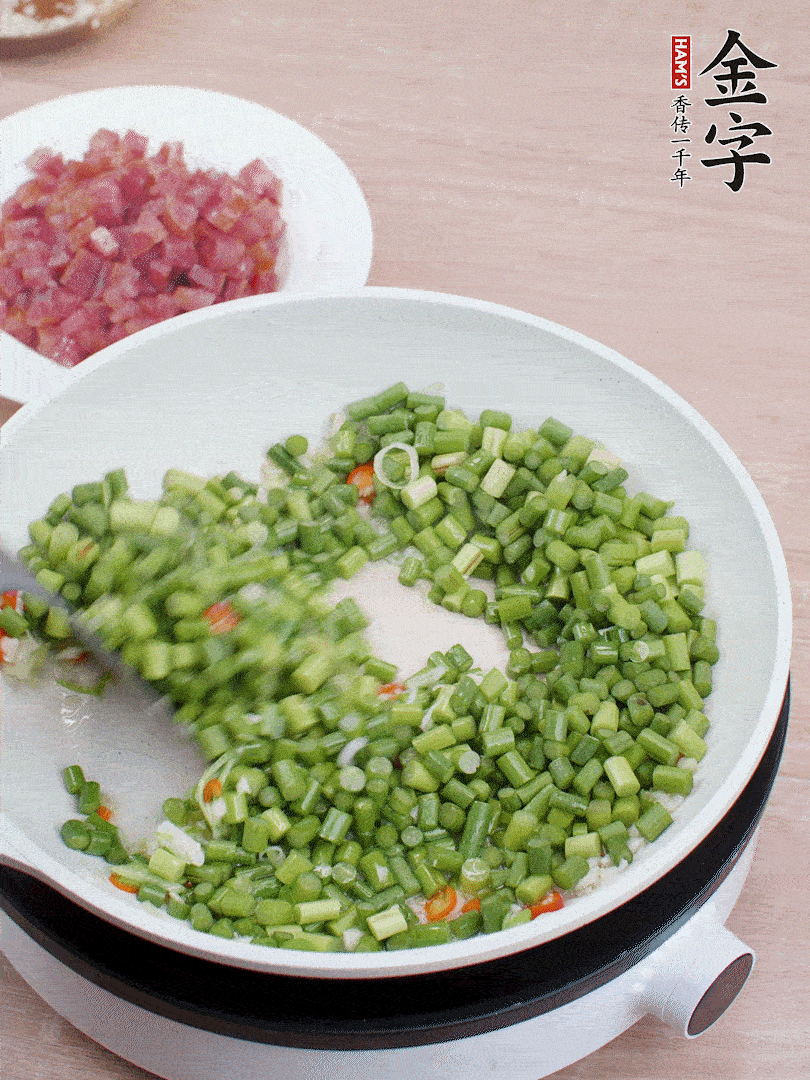 下蒜苔丁、一點鹽翻炒。