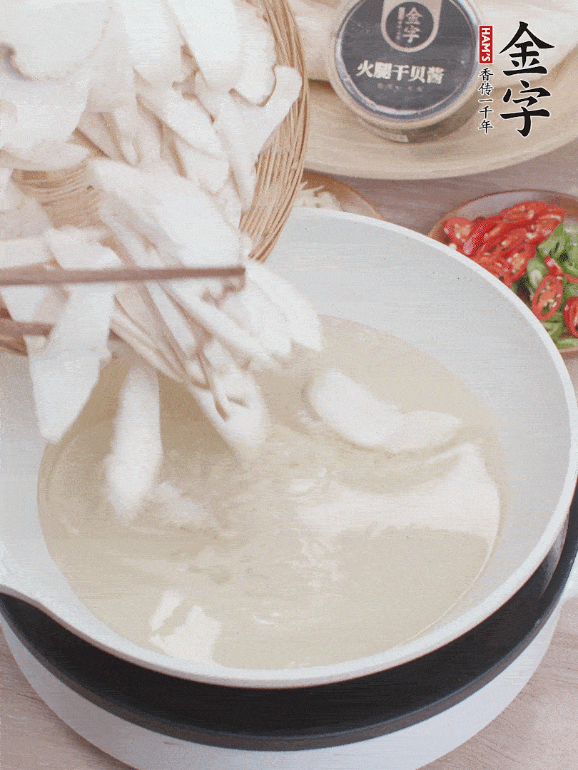 杏鮑菇切成片，油溫7層熱炸2分鐘。