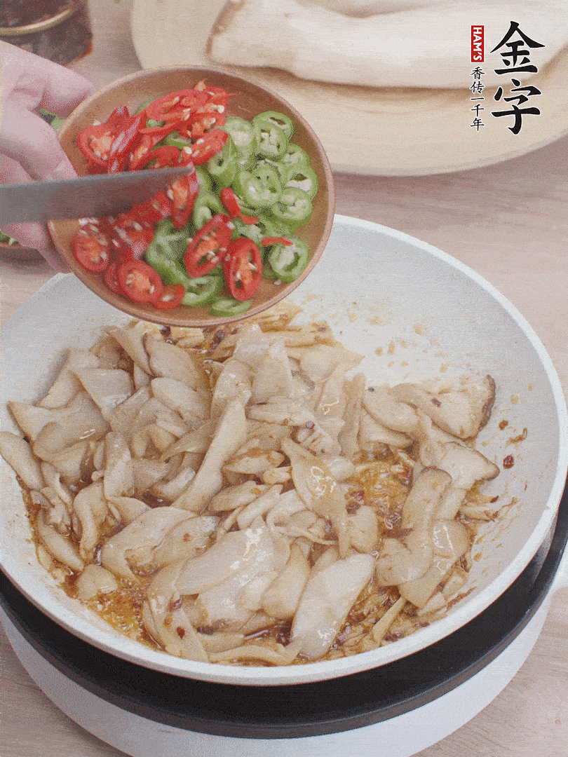 下杏鮑菇、青紅辣椒炒出香味。