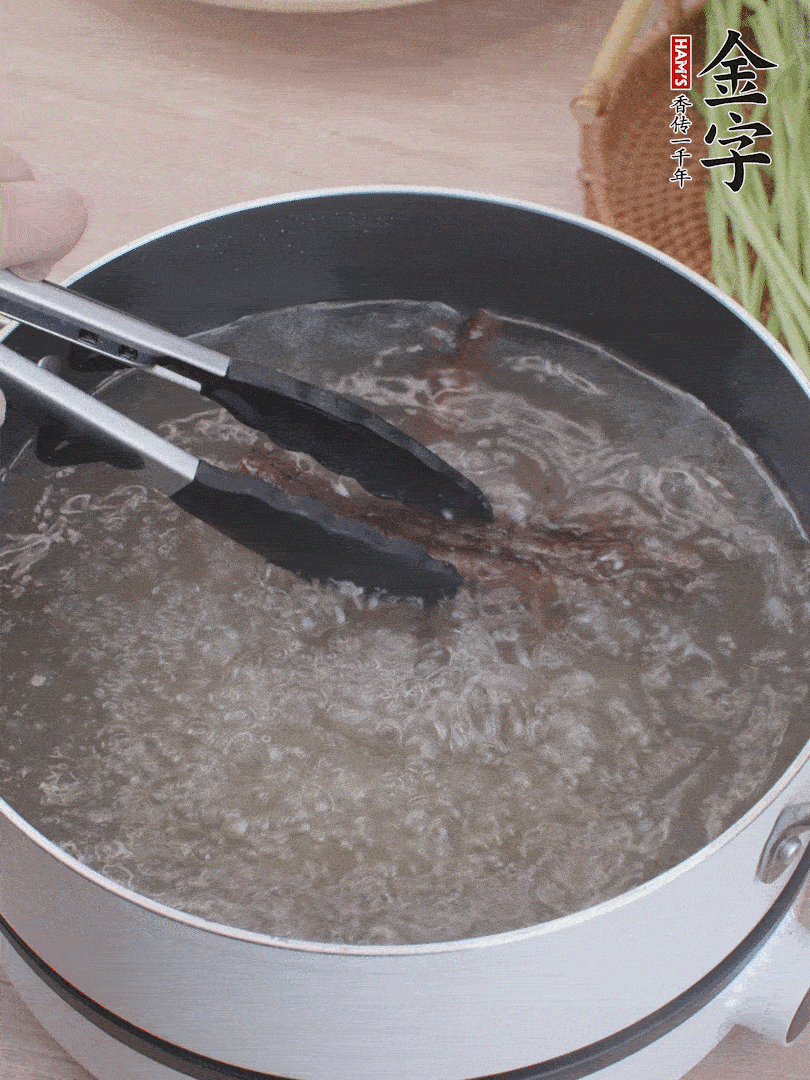金字醬油肉下鍋煮10分鐘，切薄片。