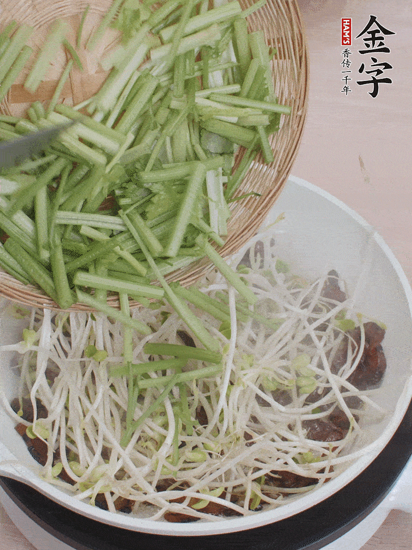 下豆芽、香芹翻炒均勻。