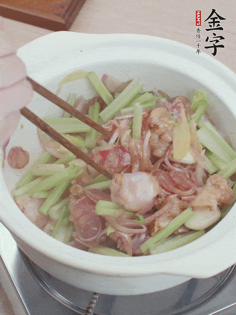 下牛蛙、芹菜、香腸翻炒。