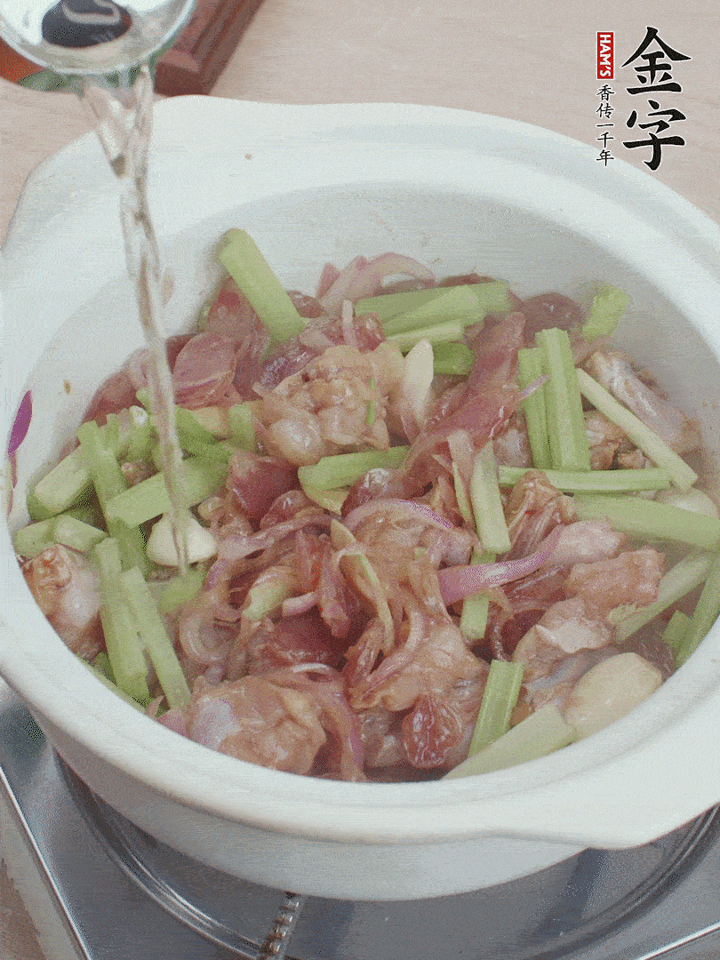 牛蛙變色后，淋點(diǎn)啤酒，加蓋后調(diào)小火燜10分鐘。