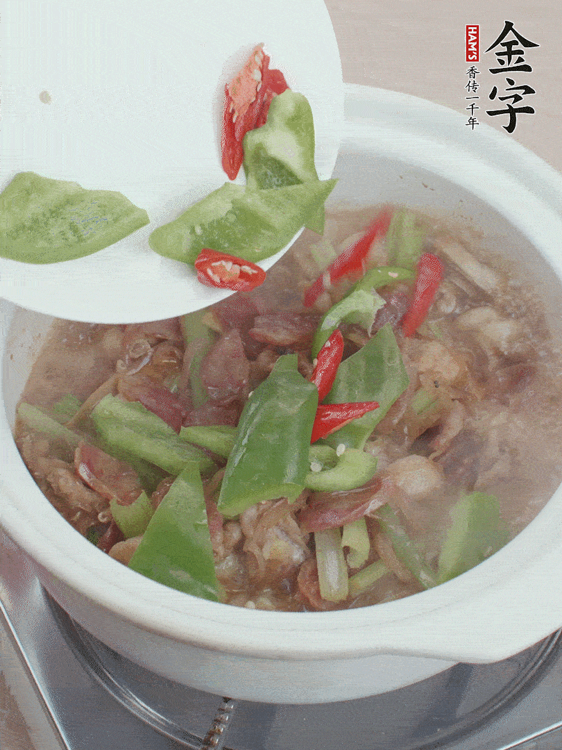 下綠菜椒，翻炒1分鐘。