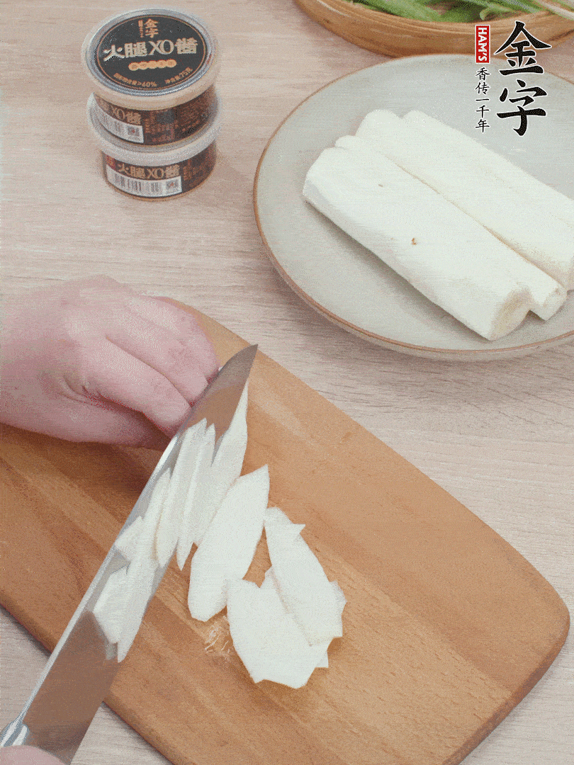 鐵棍山藥去皮，斜刀切片。