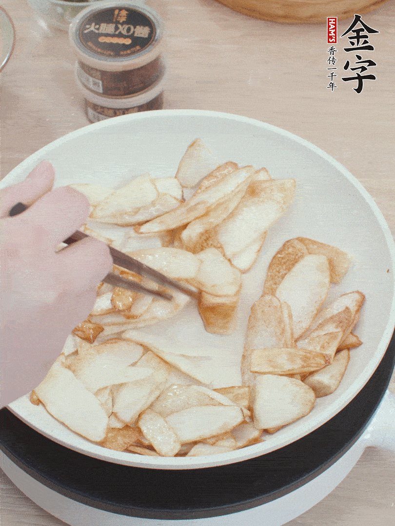 鍋中熱油，山藥煎至兩面金黃。