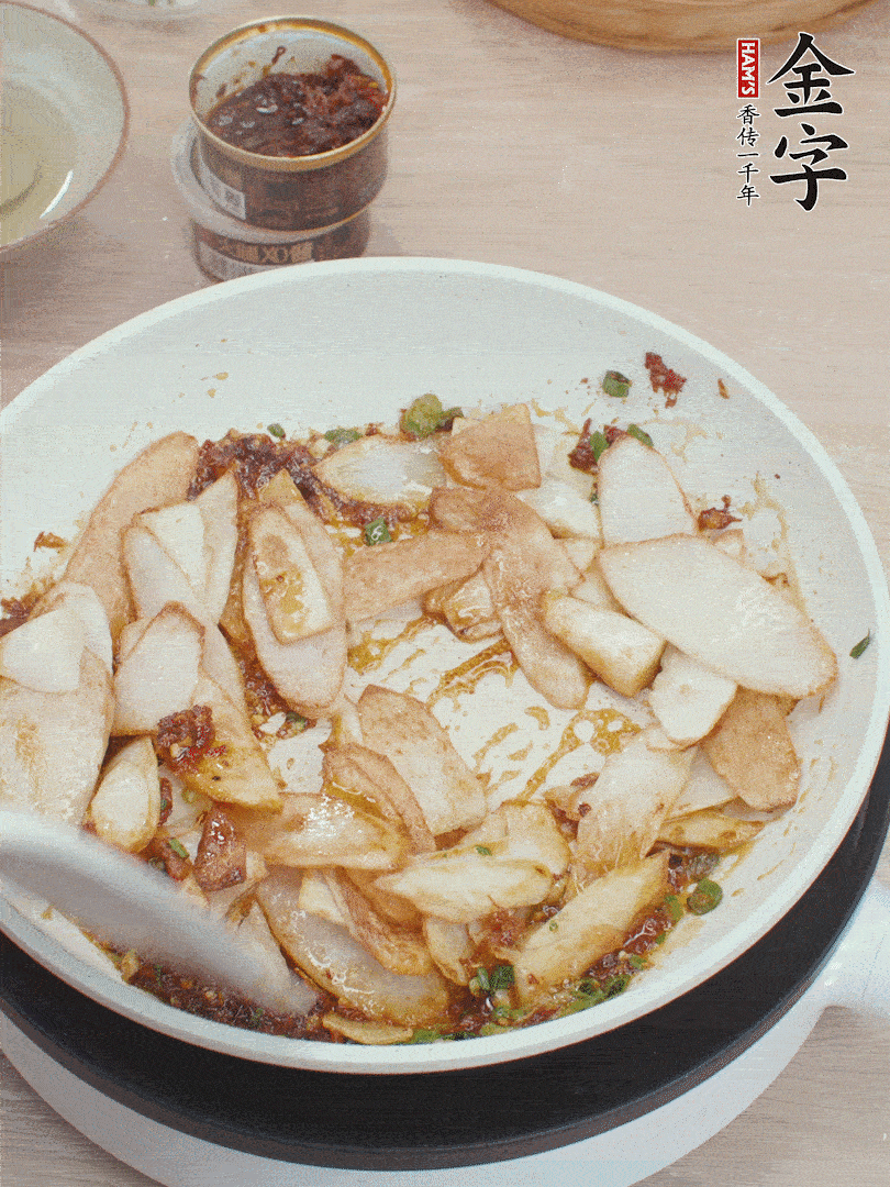 下山藥炒勻，撒蔥花。