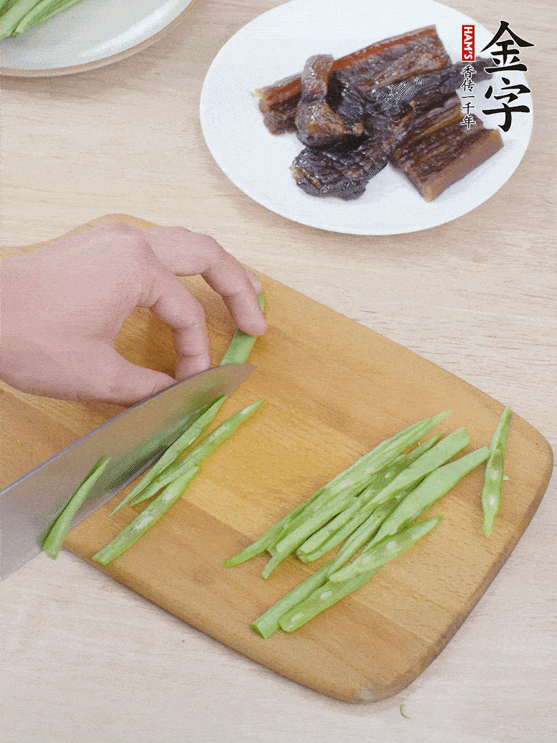 四季豆切絲。