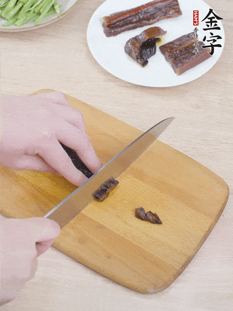 提前煮好的金字醬油肉切片。