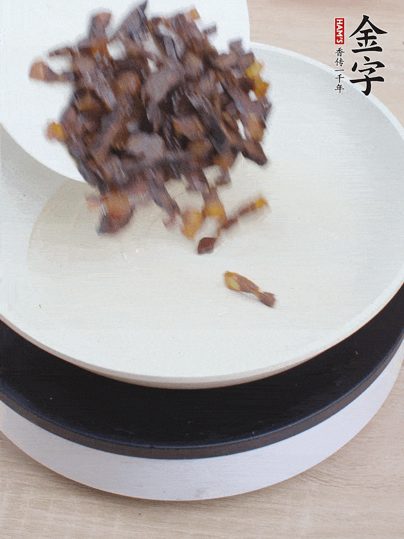 油熱倒醬油肉，編出香味。