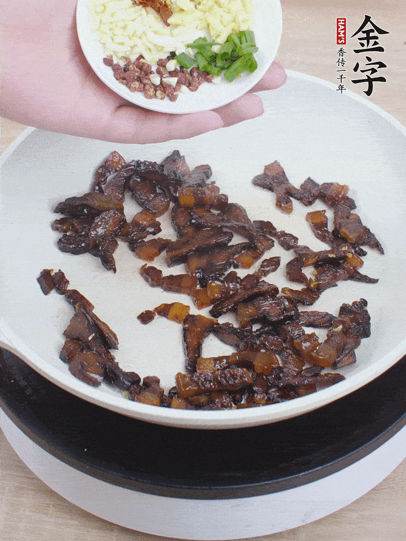 下蔥姜蒜、干辣椒、花椒粒炒香。